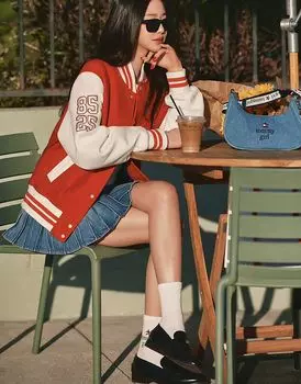 Куртка Tommy Jeans Tommy Girl Star в красно-белом цвете