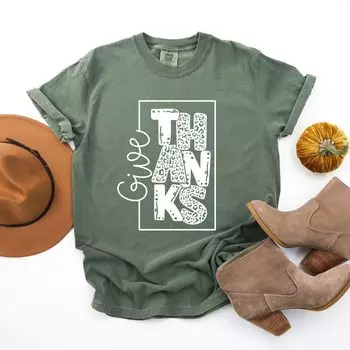 Квадратные футболки Give Спасибо, окрашенные в одежду Simply Sage Market