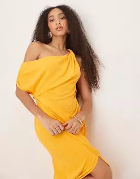 Льняное платье-миди с закругленными плечами и запахом ASOS DESIGN оранжевого цвета