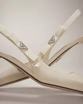Лакированные туфли-лодочки с ремешком на пятке Prada