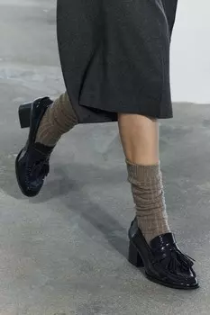 Лаковые лоферы с кисточками ZARA, черный