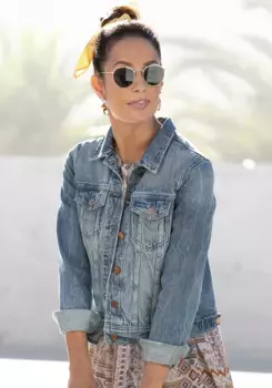 LASCANA джинсовая куртка, с двумя карманами с клапанами, джинсовая куртка из хлопка, летняя куртка, синий