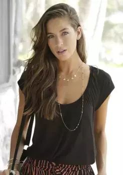 LASCANA Футболка, с широким поясом на резинке, футболка с V-образным вырезом, базовая, черный