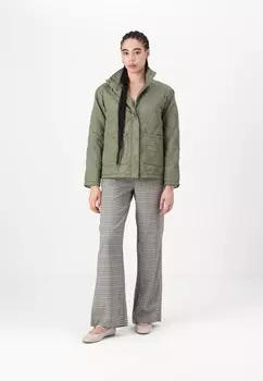 Легкая куртка PCMISTA JACKET Pieces, зеленый