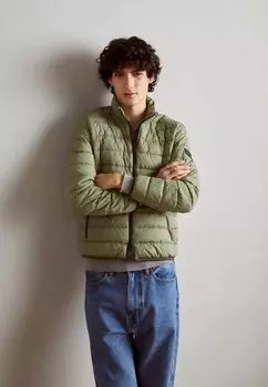 Легкая куртка STANDUP COLLAR ZIP POCKETS ELASTIC BINDING Marc O'Polo, цвет olive