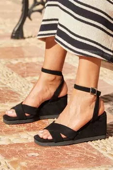 Легкие туфли imogen из искусственной замши со скрещенными ремешками на танкетке Linzi, черный