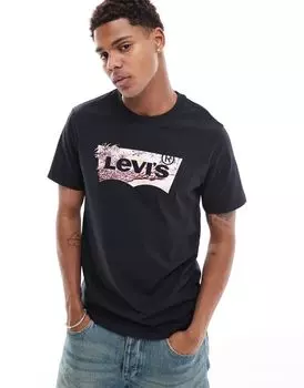 Levi's — черная футболка с логотипом в виде крыла летучей мыши в виде тропического цветка