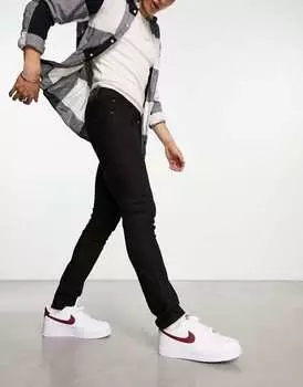 Ли Люк в расслабленных черных джинсах