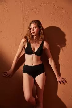 Лиф бикини без узора с треугольными чашками Penti, черный