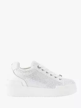 Лилия зашнуровывает толстые кроссовки KG Kurt Geiger, белый