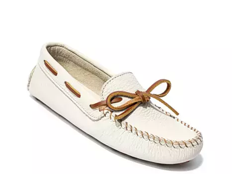 Лоферы Classic Driving Loafer Minnetonka, кремовый