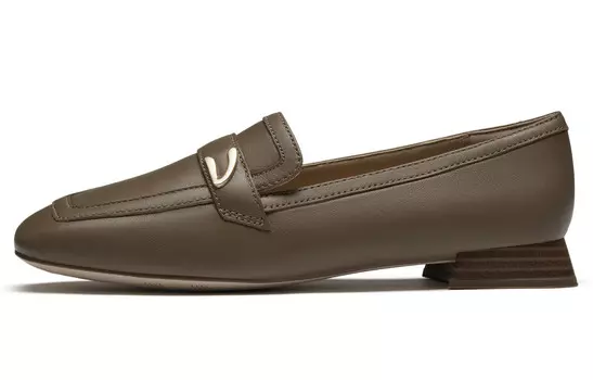 Лоферы женские коричневые Clarks