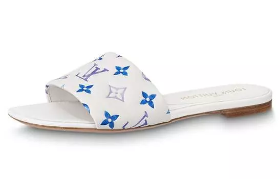 LOUIS VUITTON Шлепанцы Женщины