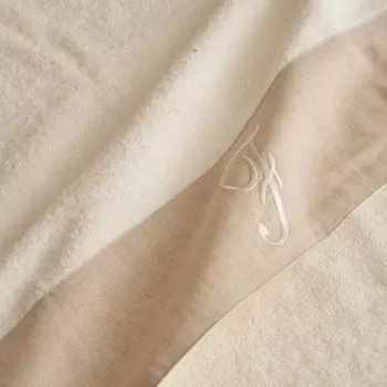 Махровое банное полотенце с ци, цвет Fрами и льняной оборкой - Сантьяго Lisola