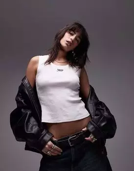 Майка Tommy Jeans с надписью в рубчик белого цвета