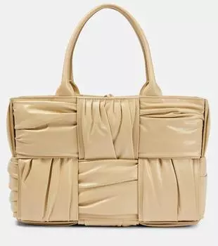 Маленькая кожаная сумка-тоут arco Bottega Veneta, бежевый