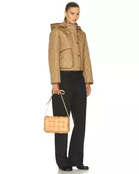 Маленькая мягкая сумка-кассета Bottega Veneta, цвет Almond & Gold