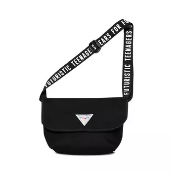 Маленькая сумка-мессенджер, сделанная человеком, черная