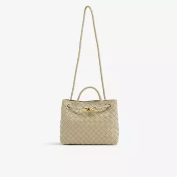 Маленькая сумка-тоут andiamo из кожи интреччато Bottega Veneta, цвет travertine brass