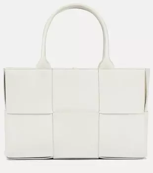 Маленькая сумка-тоут Arco из кожи Bottega Veneta, белый
