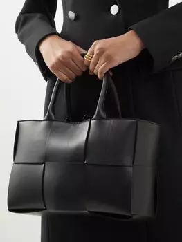 Маленькая сумка-тоут arco из кожи intrecciato Bottega Veneta, черный