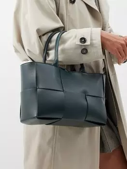 Маленькая сумка-тоут arco из кожи intrecciato Bottega Veneta, зеленый