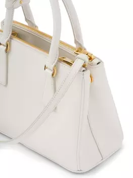 Маленькая сумка-тоут Prada Galleria из сафьяновой кожи, белый