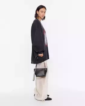 Маленькая женская кожаная сумка-трапеция черного цвета Bimba y Lola