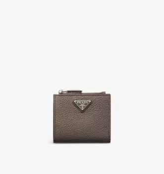 Маленький кожаный кошелек с логотипом-пластикой Prada, серый