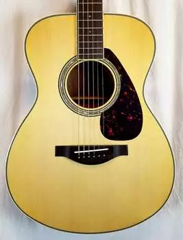 Малый корпус Yamaha серии L, верхняя дека из цельной ели Энгельмана, нижняя дека и обечайка из красного дерева, акустическая/электрическая. Гитара LS6M ARE