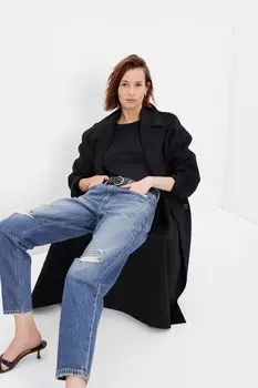 Мама сидит в джинсах с завышенной талией и слезами Gap, синий