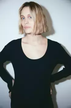 Мама трикотажное платье в рубчик H&M, черный