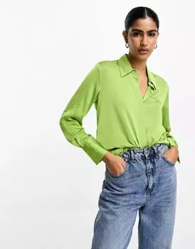 Mango – атласная рубашка классического кроя насыщенного зеленого цвета с воротником