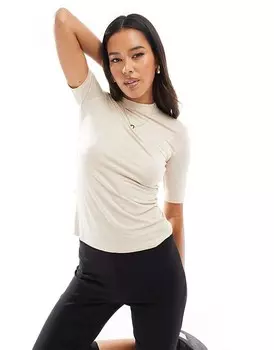 Mango — бежевая мягкая футболка с высоким воротником