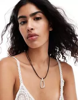 Mango – колье-нитка с квадратной подвеской из серебра