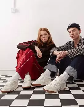 Массивные замшевые кеды Vans Upland со светоотражающей вставкой на пятке, цвет «кремовый».