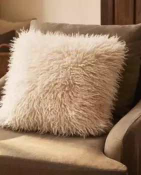 Меховой чехол на подушку с длинным ворсом Zara Home, экрю