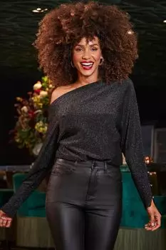 Металлизированный свитер с асимметричным вырезом и манжетами украшенными жемчугом Sosandar, черный