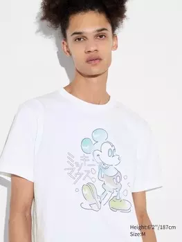 Микки выступает в графической футболке Uniqlo, белый
