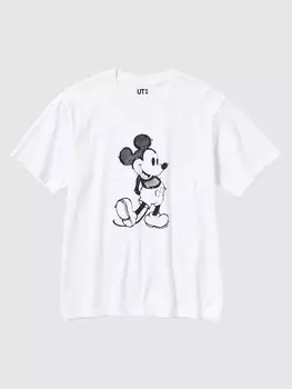 Микки выступает в графической футболке Uniqlo, белый