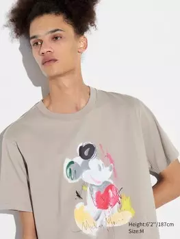 Микки выступает в графической футболке Uniqlo, бежевый