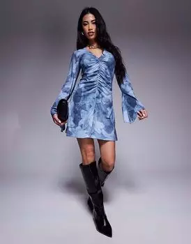 Мини-платье ASOS DESIGN с V-образным вырезом, сборками и расклешенными рукавами в синем цветочном стиле