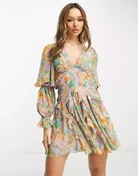 Мини-платье ASOS со сборками на талии, глубоким вырезом, юбкой с рюшами, открытой спиной и размытым цветочным принтом