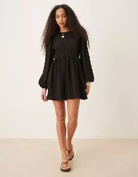 Мини-платье Gina Tricot из фактурного трикотажа с открытой спиной и объемными рукавами черного цвета