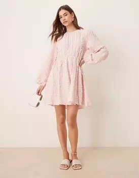 Мини-платье Gina Tricot из фактурного трикотажа с открытой спиной и объемными рукавами розового цвета