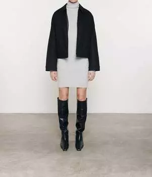 Мини-платье из шелкового свитера с воротником-стойкой в рубчик светло-серого цвета Enza Costa