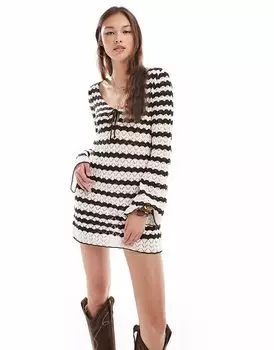 Мини-платье Miss Selfridge в полоску с расклешенными рукавами, связанное крючком, в монохромном исполнении