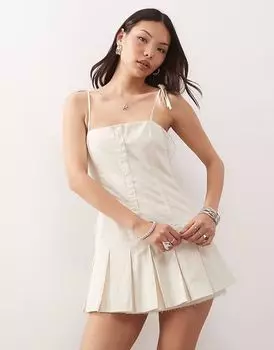 Мини-платье Monki из хлопка с заниженной талией и плиссированной юбкой белого цвета