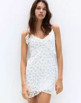 Мини-платье Pull&Bear с цветочным кружевом и оборками белого цвета