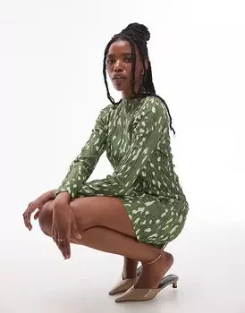 Мини-платье с анималистичным принтом и длинными рукавами плиссе зеленого цвета Topshop